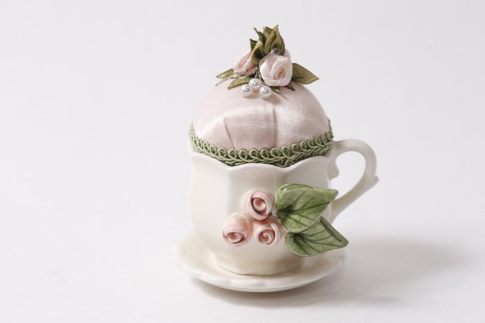 1998 Mud Pie Tea Cup Miniature Pin Cushion Sewing Accessory ~ 260622-WH 1240